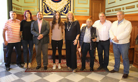 Foto de archivo de la joven nadadora Tamara Frías recibiendo el reconocimiento del Ayuntamiento de Motril