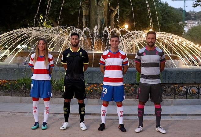 Los jugadores posaron delante de la Fuente de las Granada (JOSÉ VELASCO)