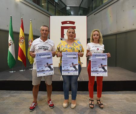 La Diputada de deportes, Purificación López, ha presentado el Acuatlon Gualchos-Castell de Ferro (L.PUERTAS/DIPGRA)