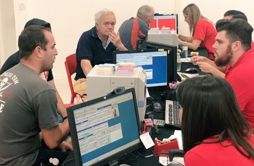 Aficionados del Granada CF renovando sus abonos (Foto: Granada CF)