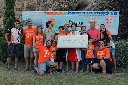 Entrega del cheque a la Fundación Josep Carreras