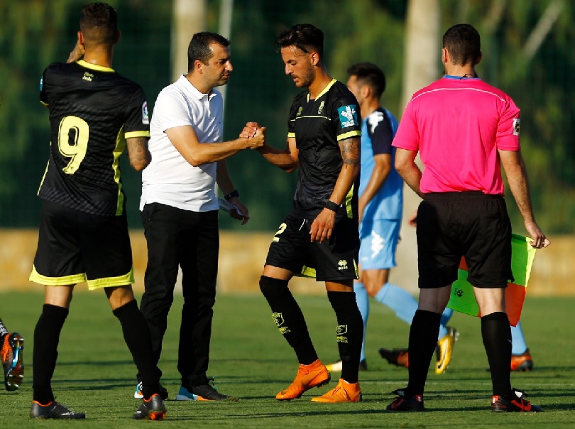 Diego Martínez felicita a sus jugadores tras vencer al Extremadura (Foto:Granada CF)