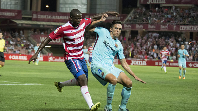 José Antonio ante Adrián Ramos en el pasado ejercicio liguero