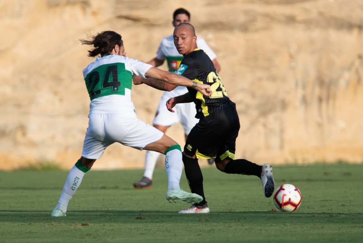 Juancho en una acción del partido ante el Elche (Granada CF)