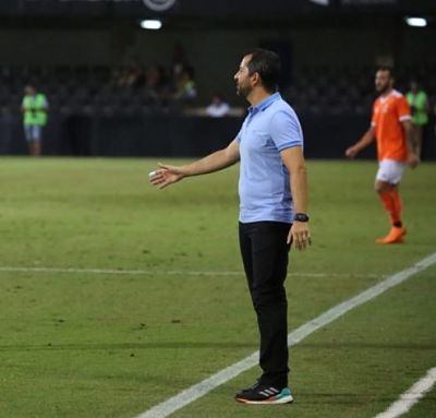 Diego Martínez da instrucciones durante el choque (GRANADA CF) 