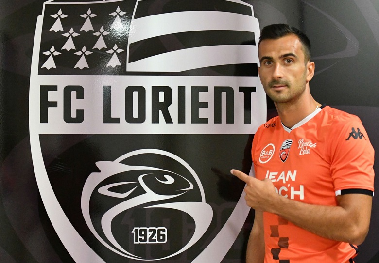 Saunier con la camiseta de su nuevo equipo, el Lorient