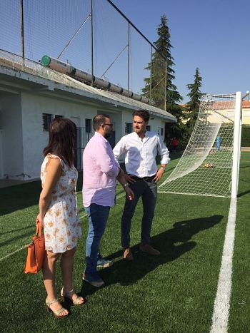 Visita del alcalde y el delegado de la Junta al campo de fútbol El Molino