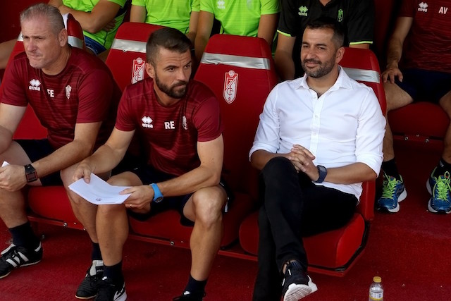 Diego Martínez -a la derecha- en el banquillo de Los Cármenes (José Velasco)