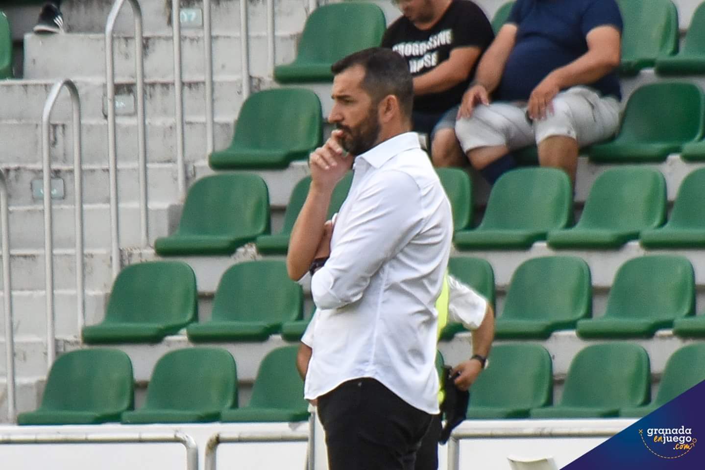 Diego Martínez, entrenador del Granada, en el estadio Martínez Valero (J. M. BALDOMERO)