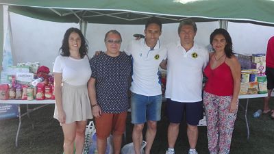 Los organizadores del torneo junto a los alimentos recaudados 