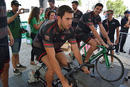 Los jugadores del Coviran han contribuido a la pedalada solidaria en el stand de Caja Rural