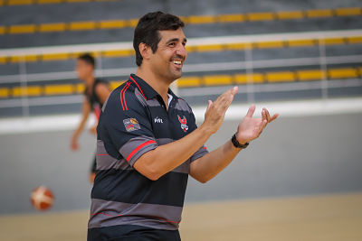 Pablo Pin anima a sus jugadores durante un entrenamiento (FERMÍN RODRÍGUEZ)