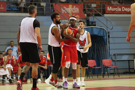 Devin Wright pelea el balón con un jugador del Real Murcia (ALEJANDRO SANCHO)