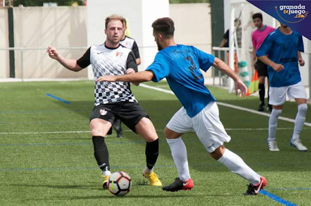 Antonio Molina presiona a un jugador veratense (JOSÉ M. BALDOMERO)