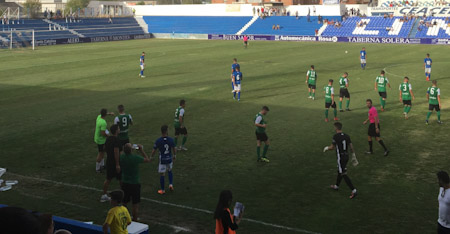 Debido al intenso calor, el colegiado paró el partido para que los jugadores se hidratasen (CD HUÉTOR VEGA)