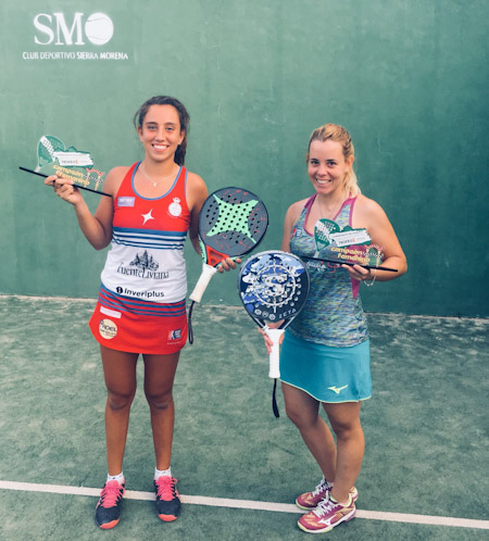 Lucia Martínez y Bea González posan con el titulo de Campeonas de Andalucia