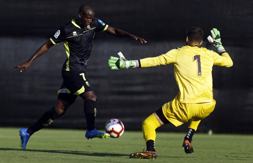 Adrián Ramos ante el Extremadura en el partido de pretemporada (GRANADA CF)