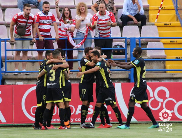 Los jugadores del Granada celebran el primer gol de Puertas (LA LIGA)