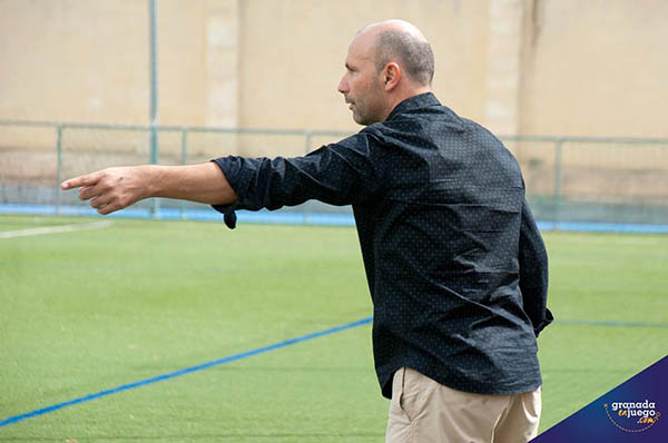 Thierry Pérez da instrucciones durante un partido (J. M. BALDOMERO)