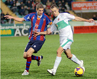 Dani Benítez, jugador del Elche, en un partido ante el Levante