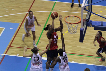 Isnelle Natabou se dispone a anotar (MOISES M.)