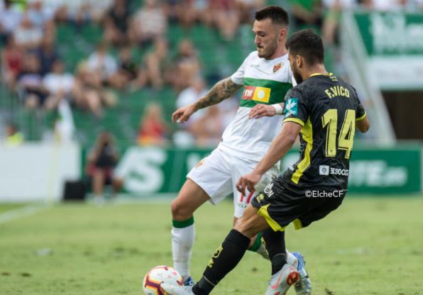 El rojiblanco Fede Vico presionado por Josan (@ELCHECF)