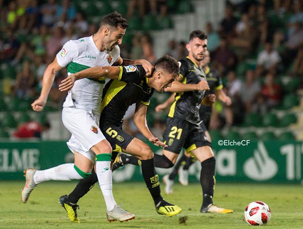 Una acción del encuentro copero disputado por el Granada en Elche (ELCHE CF)