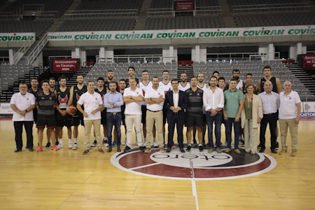 Foto de familia de los miembros del Coviran Granada (FERMÍN RODRIGUEZ)
