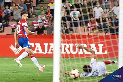 Puertas observa como su remate se transforma en gol (BALDOMERO)