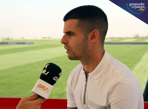 Un momento de la entrevista con Álex Martínez en la Ciudad Deportiva (GRJ)