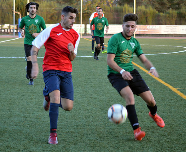 Una jugada del encuentro que el Albolote CF jugó el domingo ante el Alhenín (GRJ)