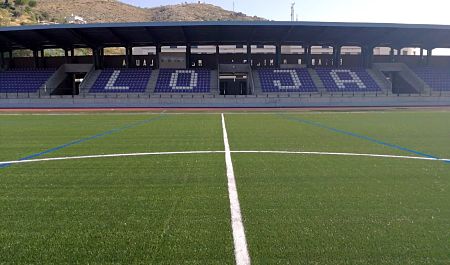 El Medina Lauxa ya luce su nuevo césped artificial (CASTILLO) 