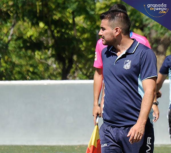Leo Fernández, entrenador del Atlético Monachil (J. M. BALDOMERO)