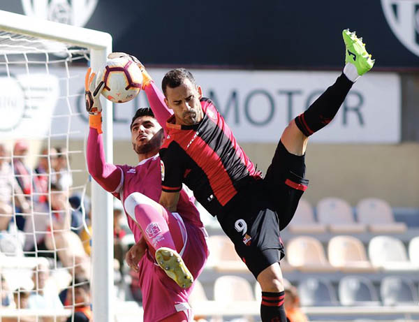 Rui Silva en salto con el atacante Linares (LA LIGA)