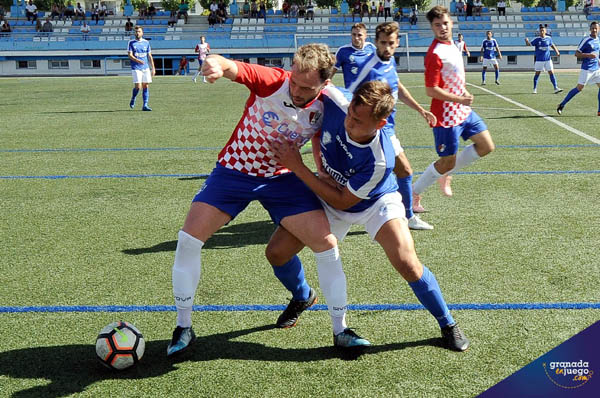 Una acción del derbi disputado en Maracena (JOSÉ M. BALDOMERO)