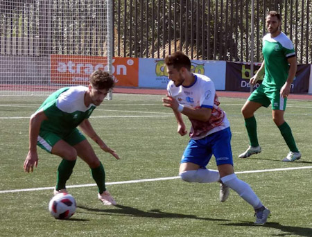 Loja y Atarfe han disputado un vibrante derbi (MIGUEL JAIMEZ) 