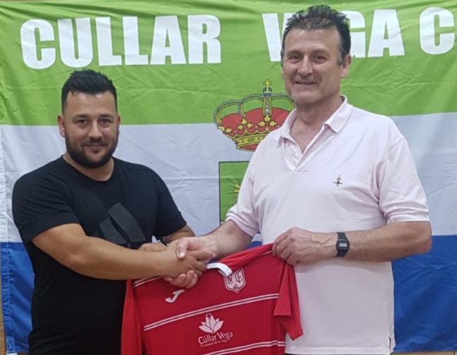 Jorge García, a la derecha, estrecha la mano de Romario (GRJ)