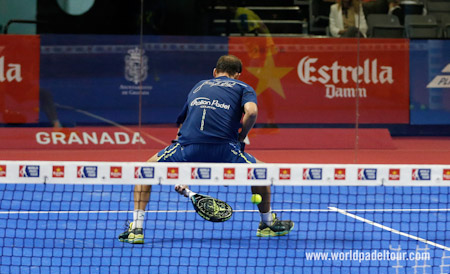 Juan Martín Díaz golpea entre las piernas (WORLD PADEL TOUR)