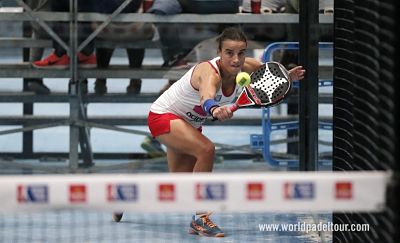 La portuguesa Ana catarina Nogueira ejecuta un golpe (WORLD PADEL TOUR)