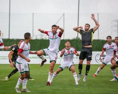 Rodri intenta imponerse a los defensores (Granada CF) 