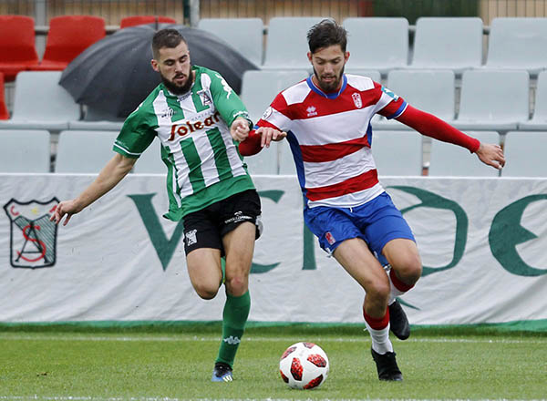 La lluvia fue protagonista del encuentro en la Ciudad Deportiva (GRANADA CF)