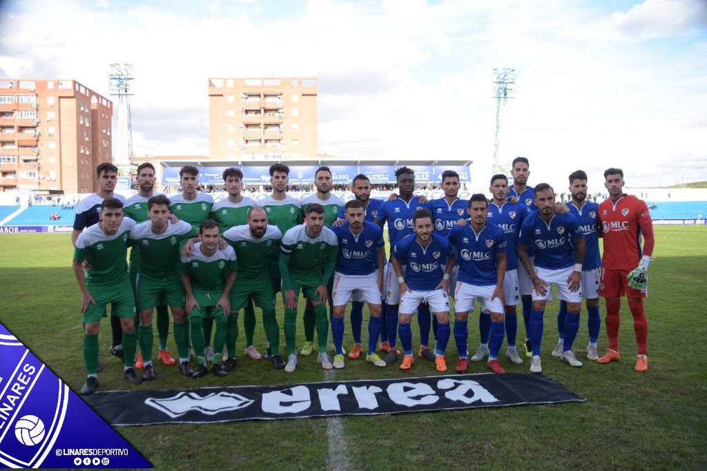Ambos equipos posaron juntos ante del encuentro (LINARES DEPORTIVO)