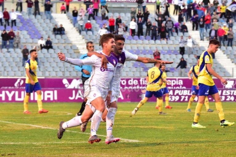 Los jugadores locales celebran el tanto de la victoria (REAL JAÉN)