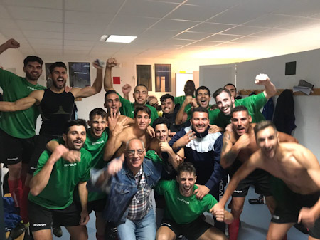 El Atlético Monachil celebró su victoria en vestuarios (@ATCOMONACHIL) 