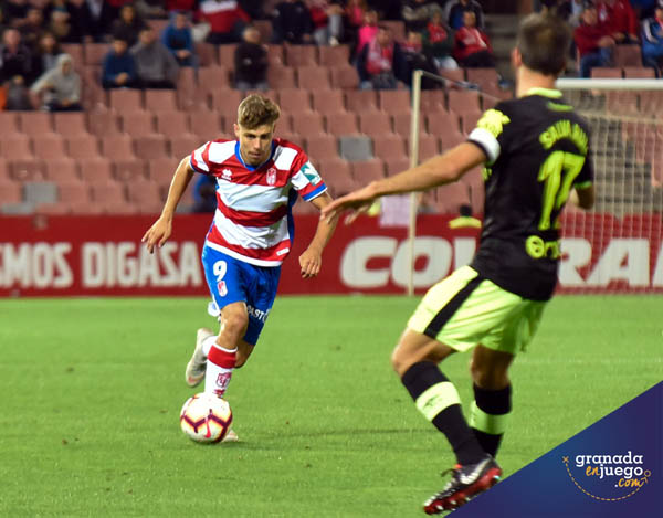 Alejandro Pozo en una acción del encuentro ante el Real Mallorca (J. M. BALDOMERO)