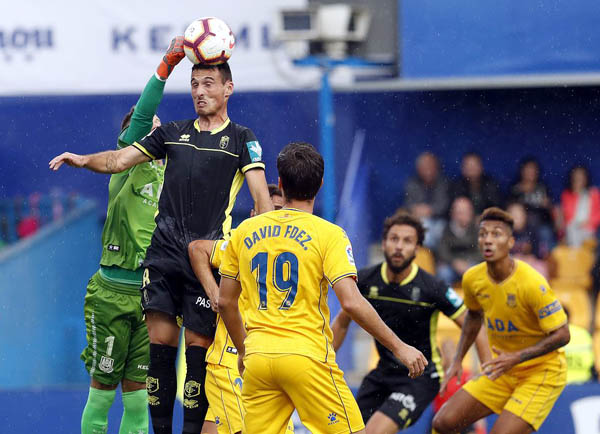 Fede San Emeterio en una acción del encuentro en Alcorcón (LA LIGA)