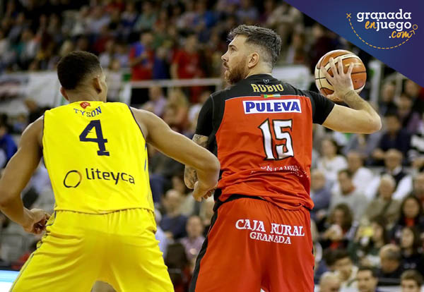 Guille Rubio, que sumó 8 puntos, en una acción del encuentro ante el Real Canoe (JOSÉ VELASCO)