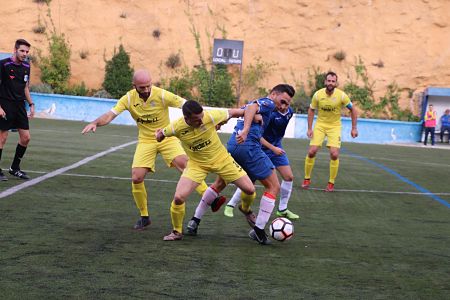 Al Monachil se le están atragantando los partidos como local (MANU LÓPEZ)