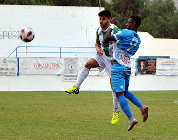 El local Eric se la vio con el central malagueño León (MUCHO DEPORTE) 