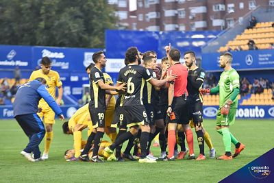 Los jugadores protestan la decisión del colegiado (JOSÉ M. BALDOMERO)